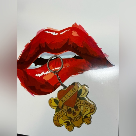 Giveaway Ed Hardy Love Kills Slowly Keychain - Picture 2 of 3